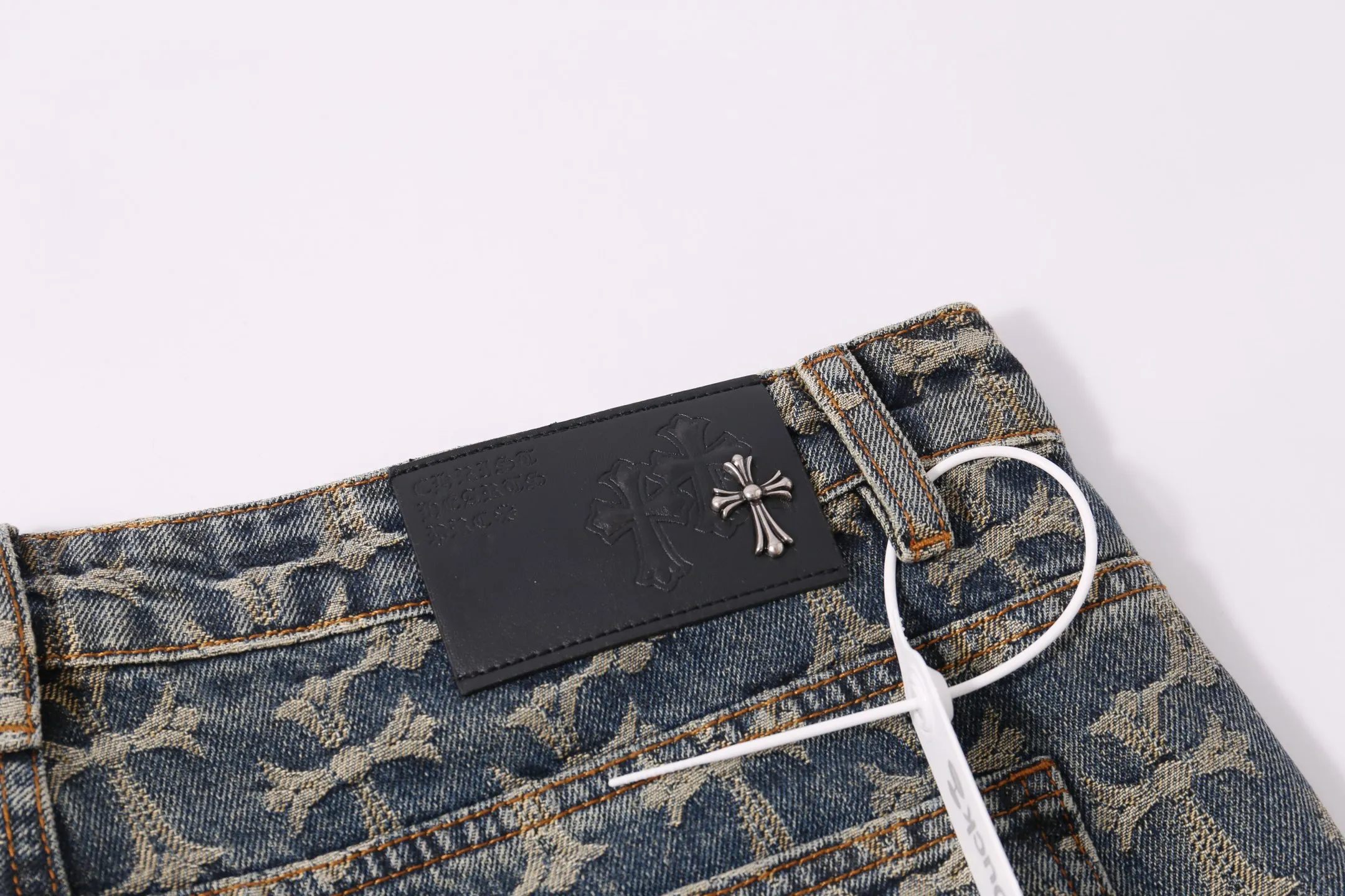 P220 Style No.: H895 Croxin & 𝐂𝐡𝐫𝐨𝐦𝐞 𝐇𝐞𝐚𝐫𝐭 ss25 limited color leather flame stitching jeans. Styles with different washed textures are very friendly to people with thin legs. The slightly flared version perfectly modifies the leg shape. The timeless and moderate length makes it easy to match and match. It is the basis for various styles and is a must-have in your wardrobe! The fabric is stiff but also makes the upper body soft without losing texture. The washing process is even more perfect. It is a must-have item for everyone! ! ! Washed wheat, hang tag, pants label, three complete labels Color: Jacquard Size: 30-32-34-36